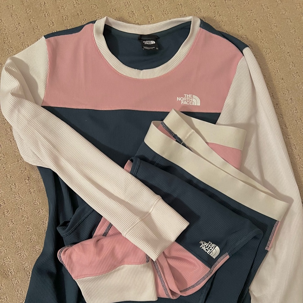NWOT 2 piece North Face thermal set. Dark teal, pink and cream.